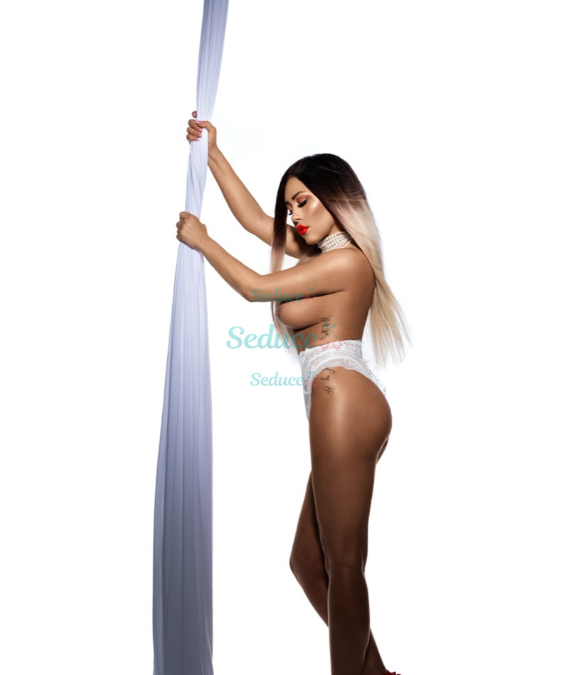 Photo escort girl Charolina: the best escort service