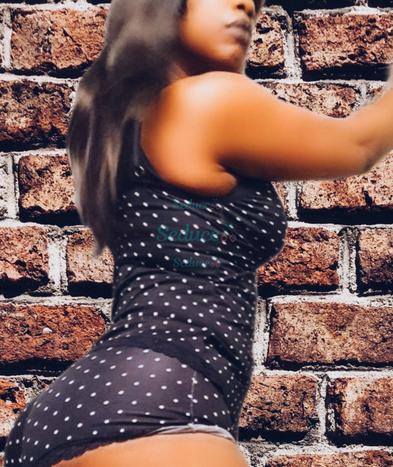 Photo escort girl Banks: the best escort service
