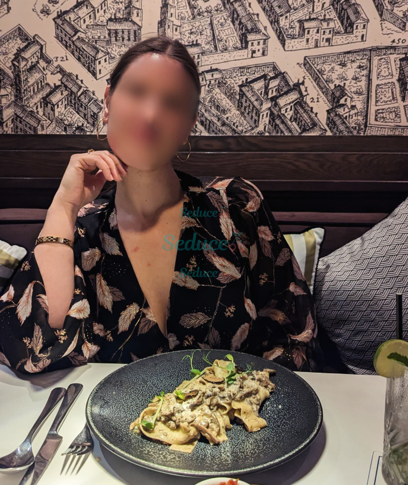 Photo escort girl Khloe roy: the best escort service