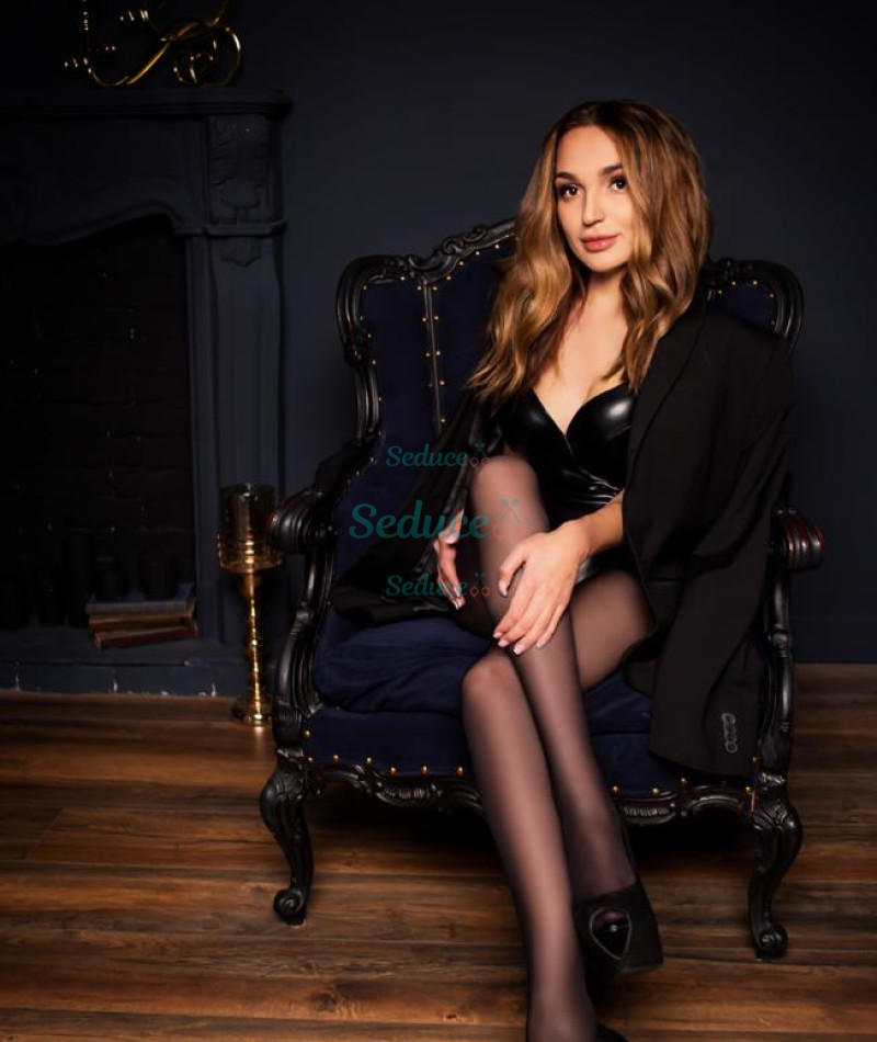 Photo escort girl Lyme: the best escort service