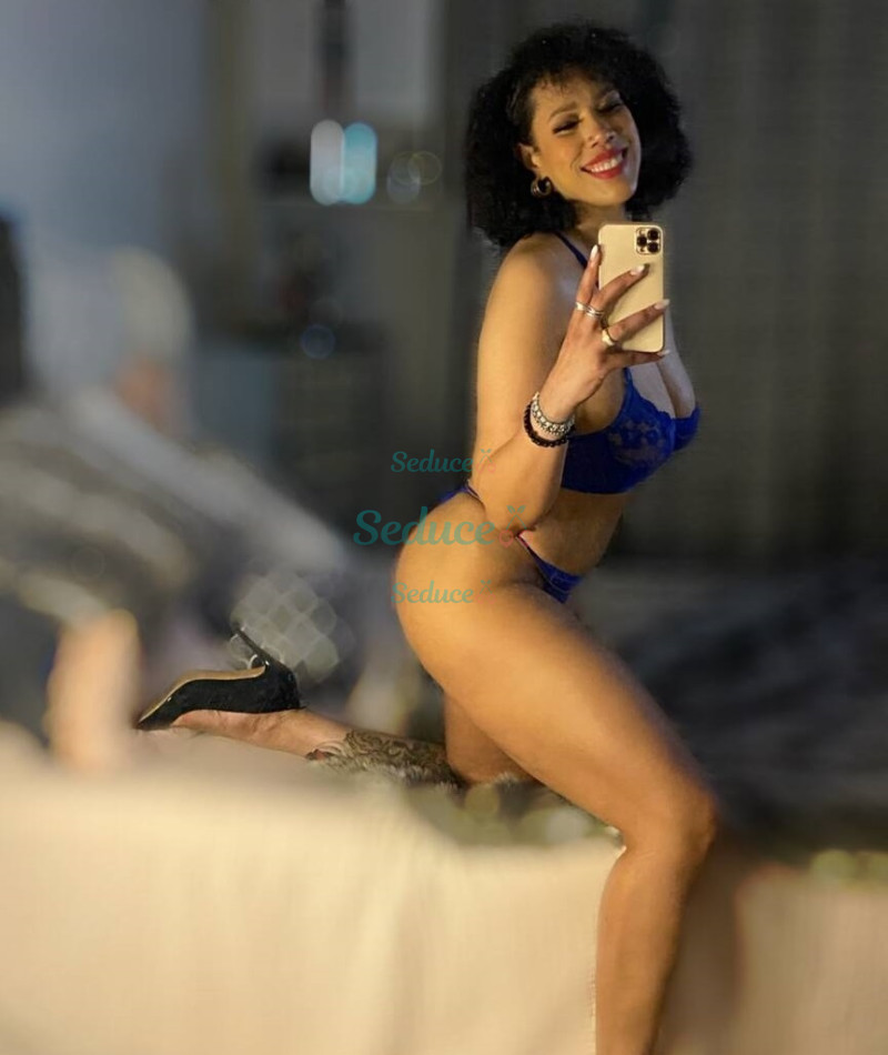 Photo escort girl Azria: the best escort service