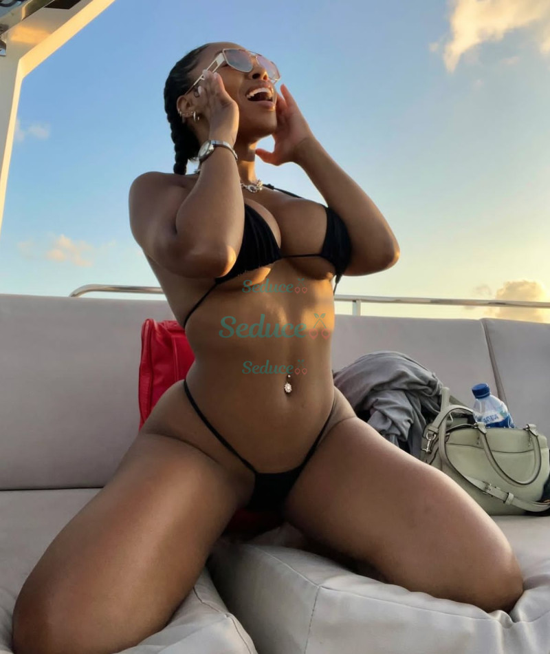Photo escort girl Cora: the best escort service